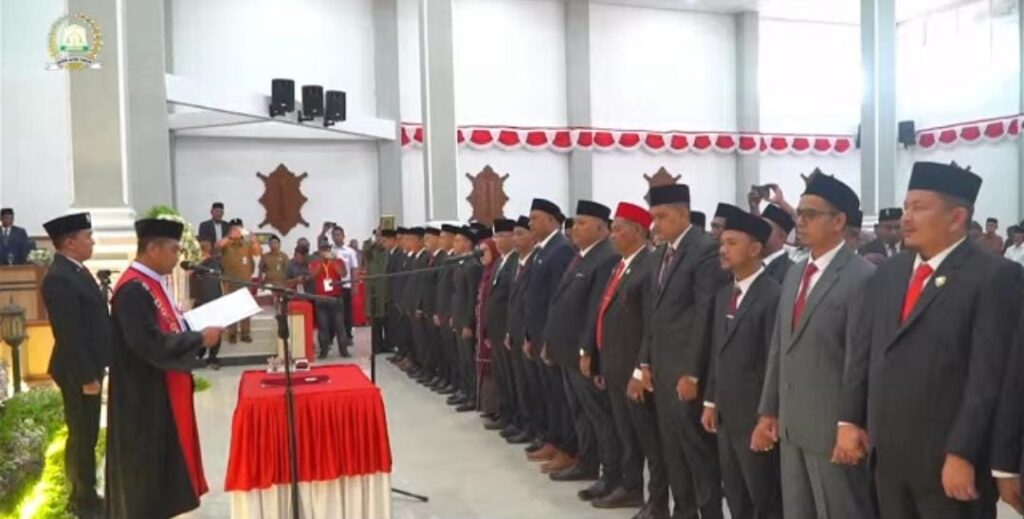 Sebanyak 40 anggota DPRK Aceh Timur masa jabatan 2024-2029 resmi diambil sumpah dan dilantik dalam Rapat Paripurna DPRK Aceh Timur, di ruang sidang A DPRK setempat, Senin (2/9/2024).