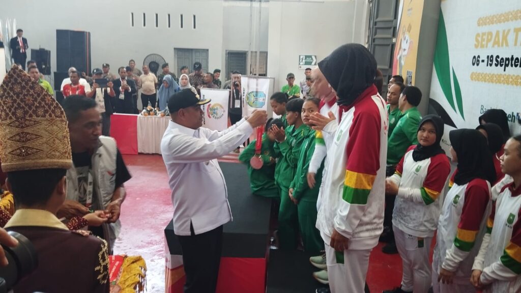 Penyerahan medali diawali untuk kelas Tim Regu Putri, yang meraih medali Perunggu yaitu Provinsi Aceh dan Riau. Medali diserahkan oleh Pj Bupati Aceh Timur Amrullah M. Ridha, S.Sos. Msi didampingi Ketua Panitia Pelaksana Pertandingan Cabang Takraw Taufik.