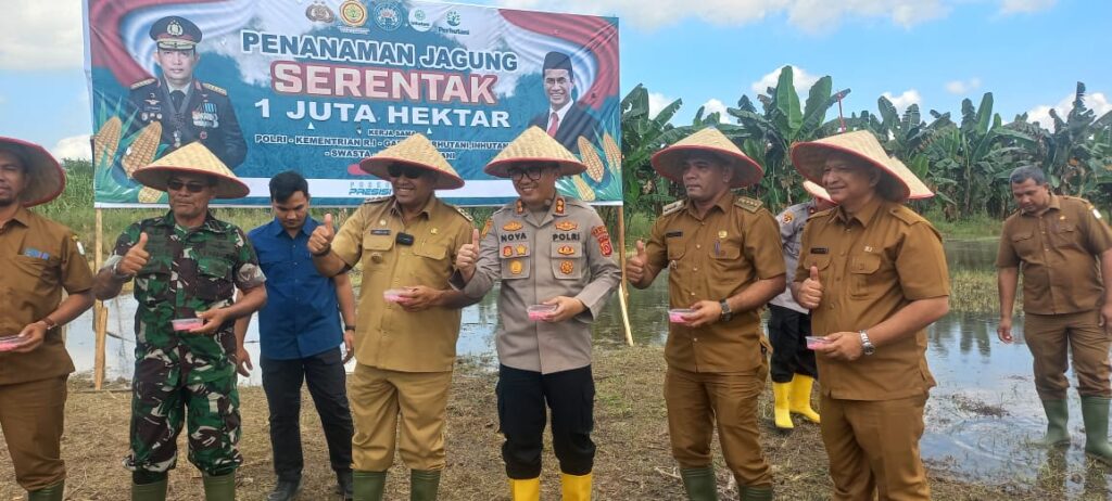 unsur Forkopimda memimpin penanaman jagung serentak di Gampong Pante Rambong