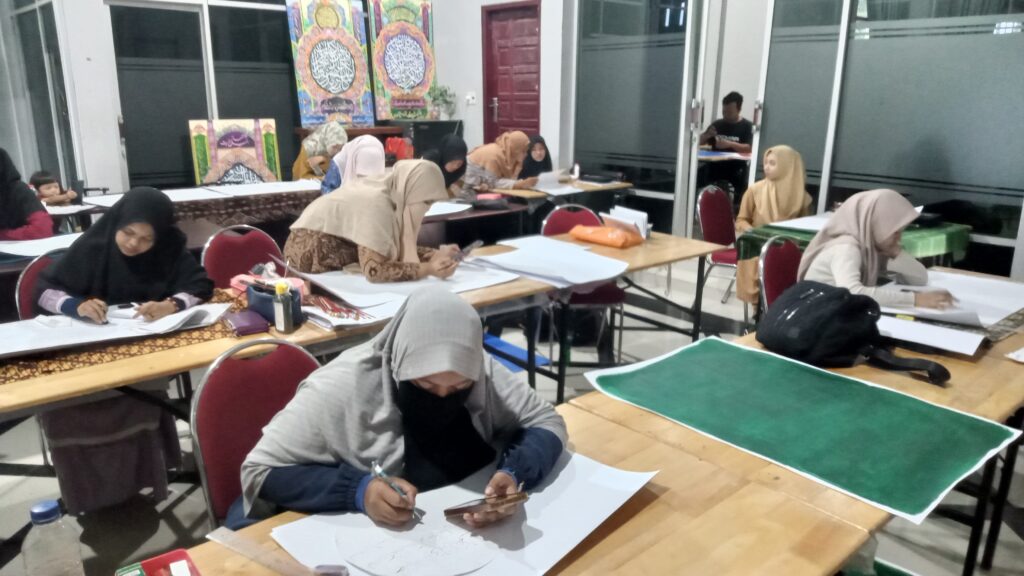 Ket: Terlihat Peserta Karya Tulis Alquran (KTQ) sedang mengikuti pembinaan dalam rangka persiapan MTQ Aceh ke-XXXVII Aceh yang akan berlangsung oktober 2025.