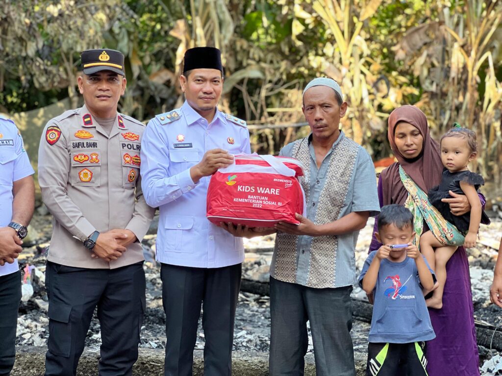Wabup Aceh Timur Salurkan Bantuan Korban Kebakaran di Pante Bidari