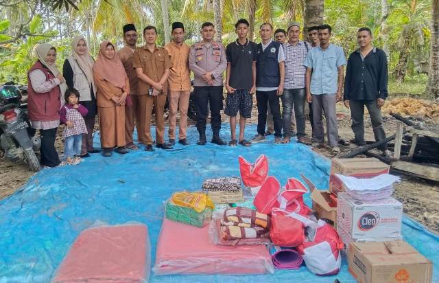 Kepedulian Kapolsek Idi Rayeuk Kepada Warga Korban Kebakaran