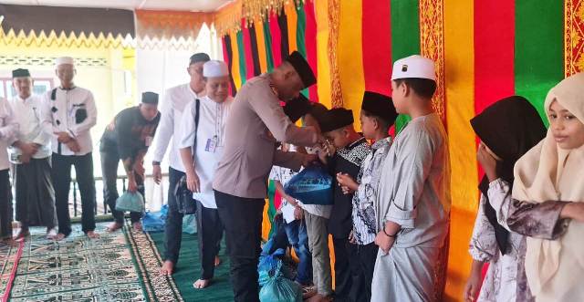 Memperingati Hari Asyura, Kapolsek Darul Aman Santuni Anak Yatim
