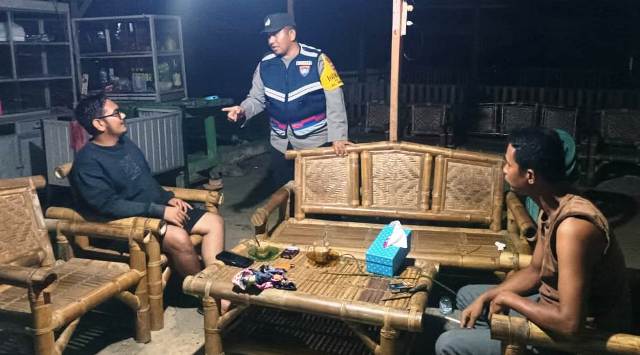 Patroli Malam, Bhabinkamtibmas Polsek Simpang Jernih Sambangi Warga Desa Binaannya