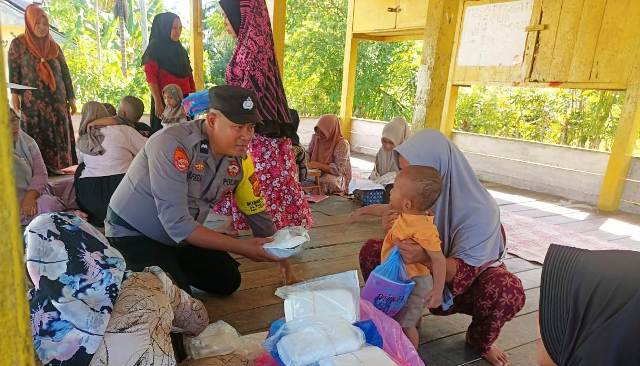 Peduli Stunting, Bhabinkamtibmas Polsek Peureulak Pantau Kegiatan Posyandu
