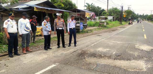Kasatlantas Polres Aceh Timur Dampingi Dinas PUPR Balai Jalan Provinsi Perbaiki Jalan Berlubang