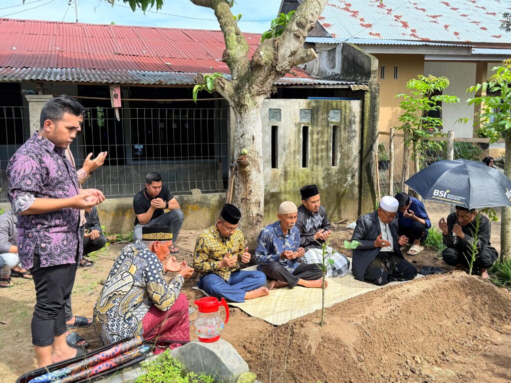 Haji Uma dan Para Seniman Aceh Melayat ke Rumah Duka Alm. Lukman Ibrahim (Syukur Eumpang Breuh)