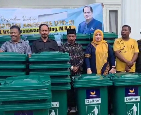 Meriahkan HUT NasDem ke-14, Irsan Sosiawan Salurkan Bantuan Becak Viar dan Tong Sampah untuk Masjid