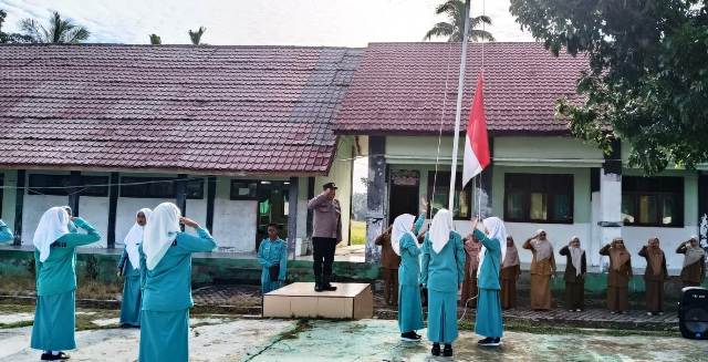Jadi Pembina Upacara, Ini Yang Disampaikan Kanit Binmas Polsek Simpang Ulim Kepada Pelajar SMKN 1 Simpang Ulim