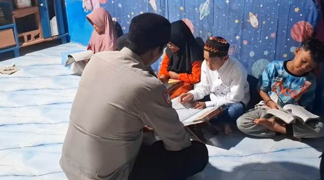 Patut Dicontoh, Manfaatkan Waktu Luang Bhabinkamtibmas Polsubsektor Lokop Ajari Anak Anak Ngaji