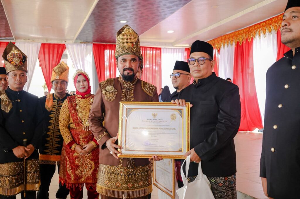 Peringati HUT Aceh Timur ke-69, Bupati Al- Farlaky Berikan Penghargaan ke Sejumlah SKPD