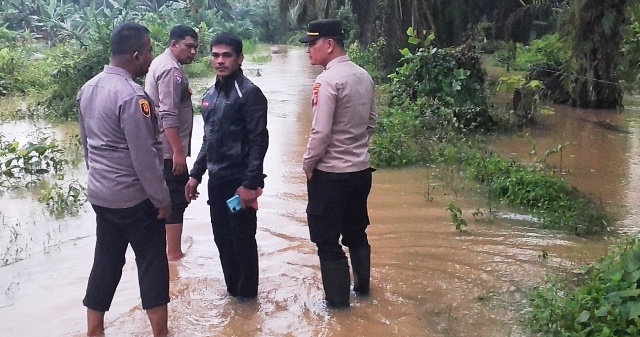 Hadir di Tengah-Tengah Masyarakat, Kapolsek Idi Tunong Cek Lokasi Banjir