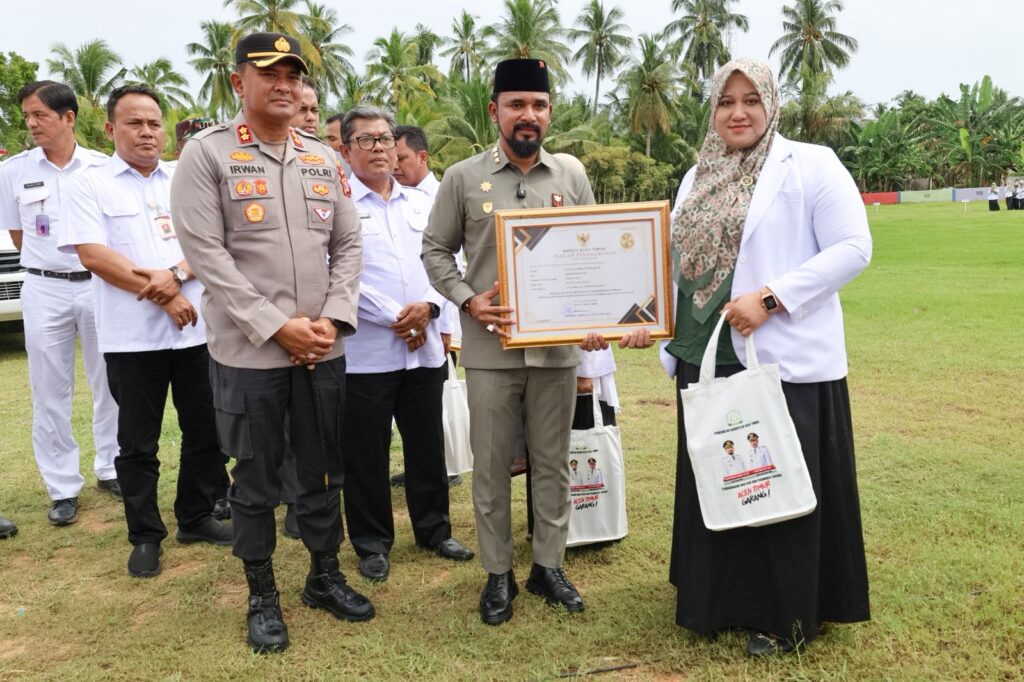 Bupati Al-Farlaky Beri Reward 15 ASN Tenaga Kesehatan Kabupaten Aceh Timur