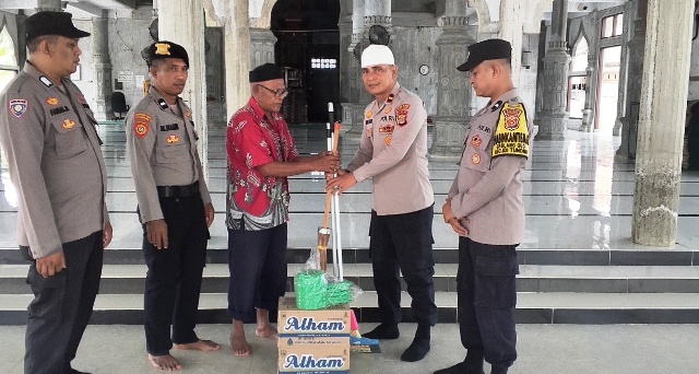 Jumat Bersih, Kapolsek Idi Tunong Pimpin Gotong Royong di Mesjid Babul Janah