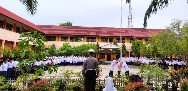 KBO Sat Lantas Polres Aceh Timur Jadi Pembina Upacara di SMP N 1 Peureulak, Sampaikan Himbauan Tertib Lalu Lintas