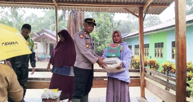 Kapolsek Darul Aman Bersama Camat Serahkan Bantuan Kepada Warga Terdampak Banjir