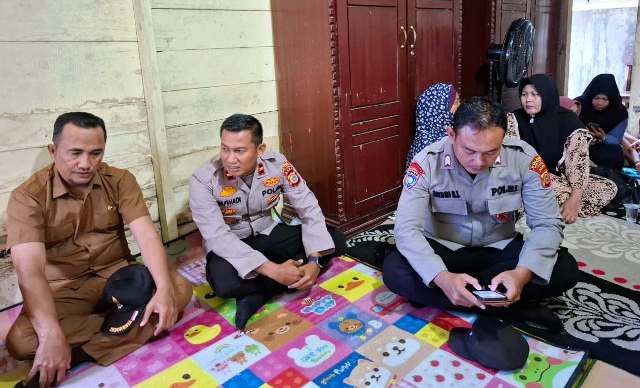 Kapolsek Simpang Jernih Kunjungi Keluarga Pengemudi Mobil Yang Meninggal Dunia Akibat Kelelahan