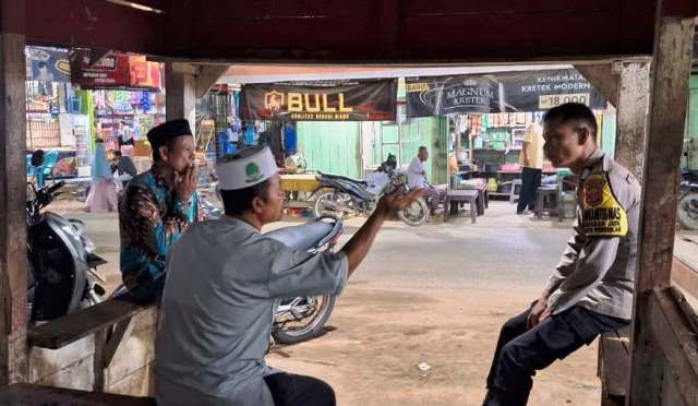Patroli Malam Hari, Bhabinkamtibmas Polsek Ranto Peureulak Sambang Pos Kamling