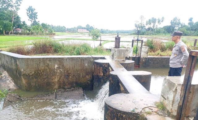 Patroli Wilayah, Personel Polsek Darul Aman, Cek Debit Air Bendungan Irigasi