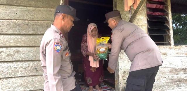 Personel Polsek Indra Makmu Bantu Warga dan Serahkan Beras Kepada Warga Yang Terdampak Banjir