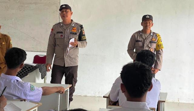 Personel Polsek Simpang Jernih Sosialisasi Penerimaan Calon Anggota Polri Bintara Brimob Tahun 2025 Kepada Pelajar Sekolah dan Warga