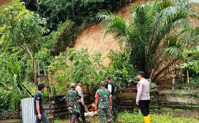 Respons Cepat Polsek Peureulak Barat Adanya Tanah Longsor Akibat Hujan Deras