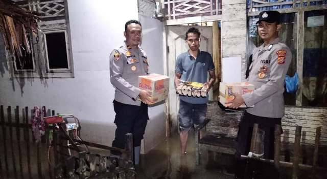 Tanggap dengan Kondisi Warga Terdampak Banjir, Kapolsek Madat Serahkan Bantuan
