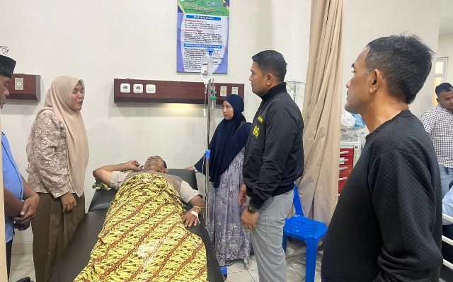 Wujud Kepedulian Terhadap Anggota, Kapolres Aceh Timur Besuk Anggota Tengah Sakit Akibat Laka Lantas