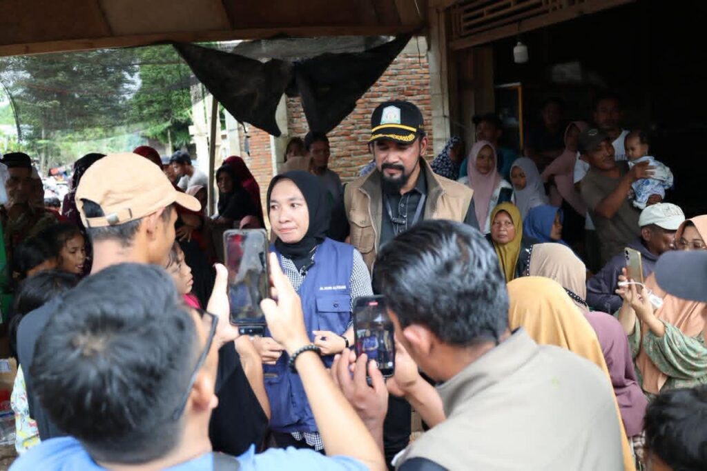 Bupati Al-Farlaky Bawa Relawan Medis , Pantau Kesehatan Warga Cek Mbon