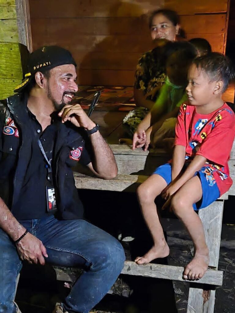 Tembus Medan Ekstrim, Bupati Aceh Timur Kunjungi Pengungsi di Pelosok Pante Bidari