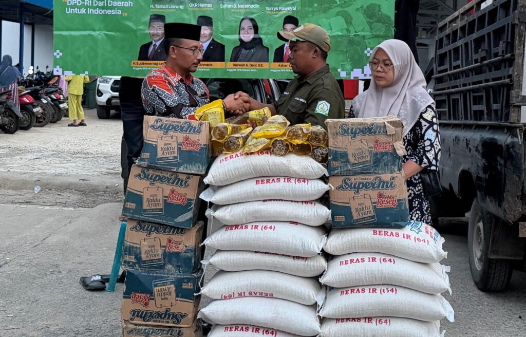 Haji Uma Salurkan Bantuan DPD RI Peduli Banjir kepada Warga Kuala Simpang