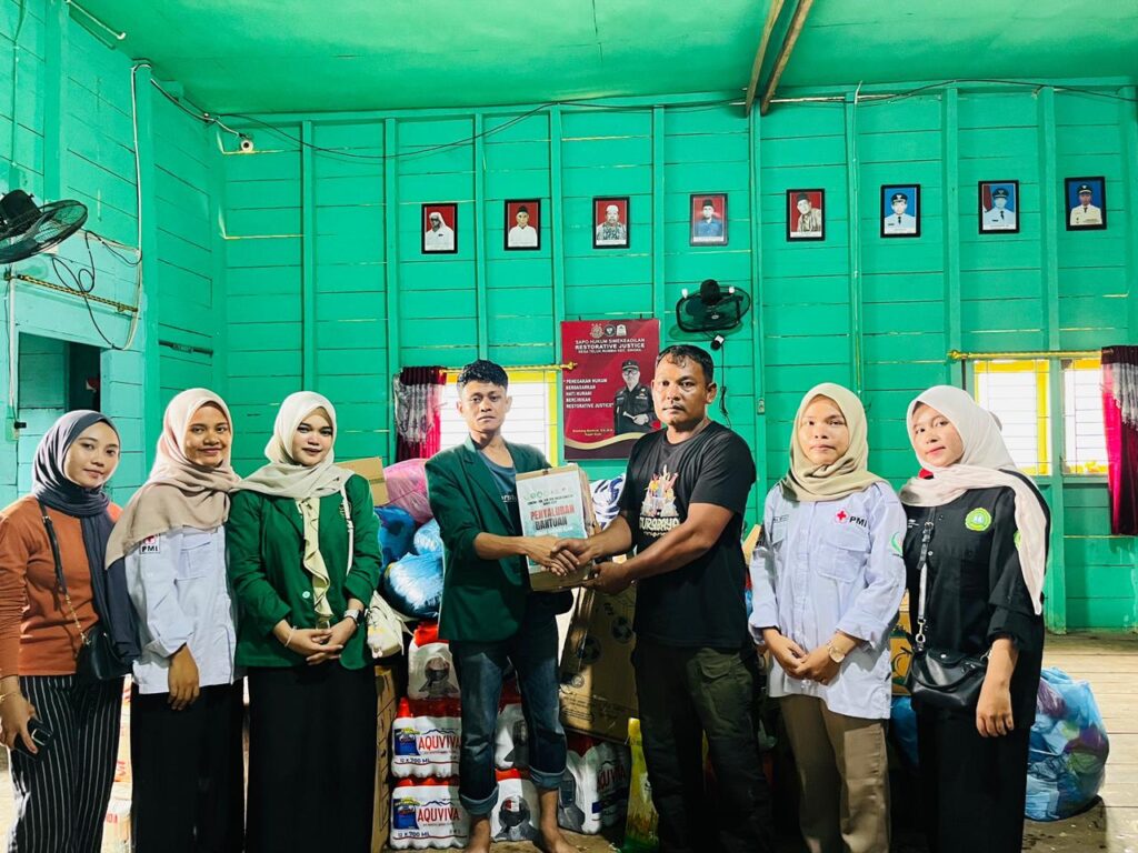 PEMA dan ORMAWA UNADA Terjang Banjir, Salurkan Bantuan Kemanusiaan di Desa Teluk Rumbia