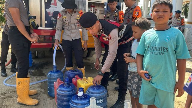 Bantu Masyarakat Pasca Banjir, Polres Aceh Timur Distribusikan Air Bersih Layak Konsumsi di Desa Seumatang