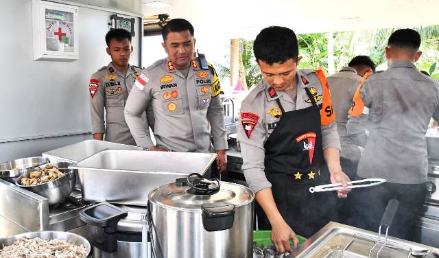 Dapur Umum Polres Aceh Timur bersama BKO Brimob Polri, Sentuh Warga Terdampak Banjir di Peureulak Barat.