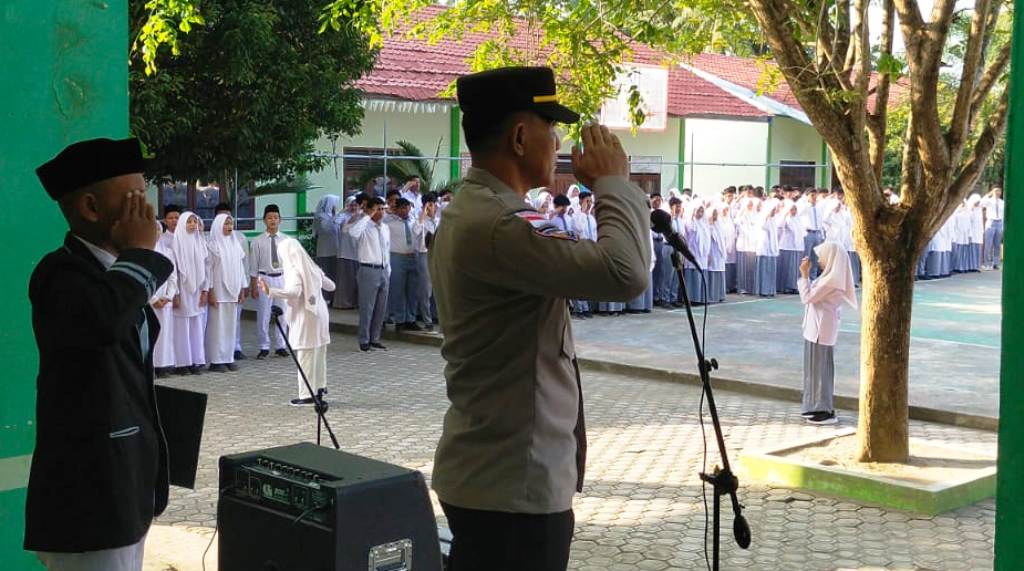 Enam Hal Yang Disampaikan KBO Satbinmas Polres Aceh Timur Saat Menjadi Pembina Upacara di SMAN 1 Idi Rayeuk