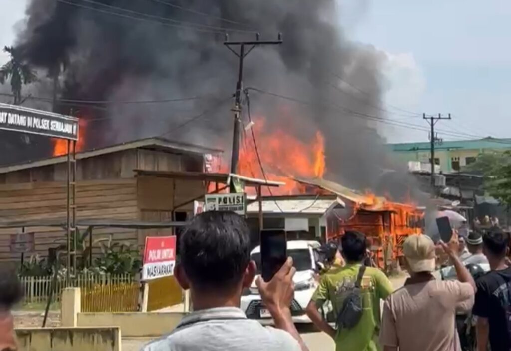 Sebelas Keude Kelontong di Kecamatan Peunaron Terbakar
