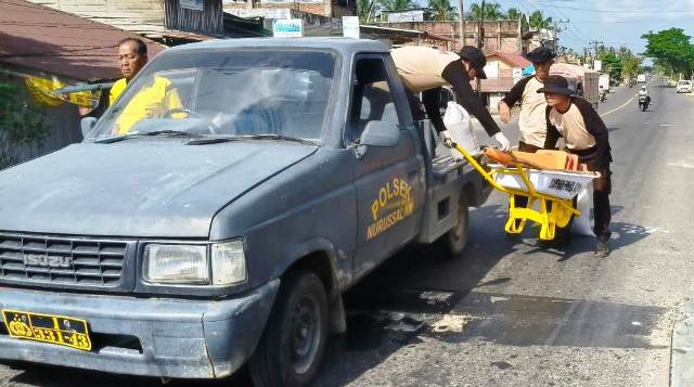 Peduli Keselamatan Pengguna Jalan, Polsek Nurussalam Perbaiki Jembatan Berlubang