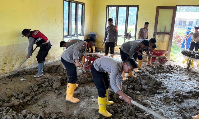 Polri Peduli, Polres Aceh Timur dan BKO Brimob Gotong Royong Bersihkan Mushola Sekolah