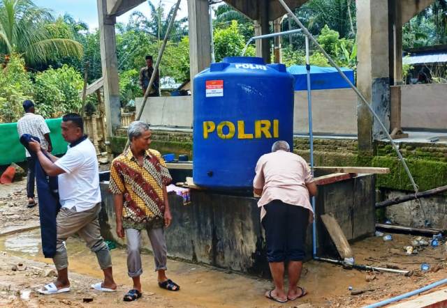 Polsek Ranto Peureulak Salurkan Sumur Bor untuk Warga Terdampak Banjir di Seumanah Jaya