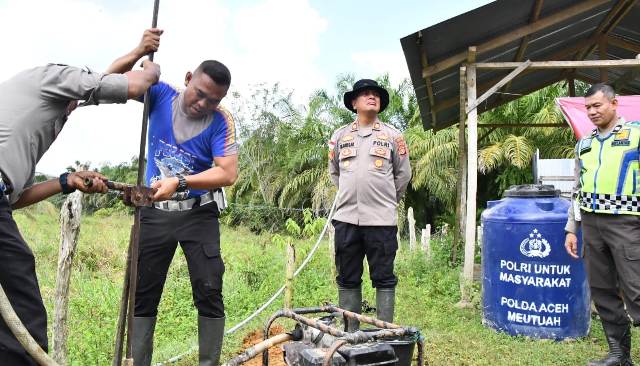 Sumur Bor Bantuan Polres Aceh Timur Siap Dipakai Oleh Warga Korban Banjir di Peureulak