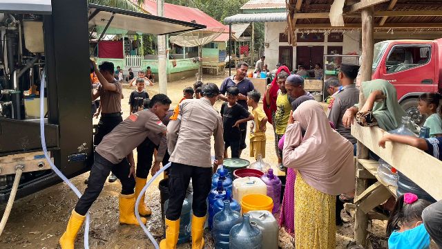 Tahap Pemulihan Pascabencana, Polres Aceh Timur Bersama BKO Brimob Hadirkan Water Treatment di Julok