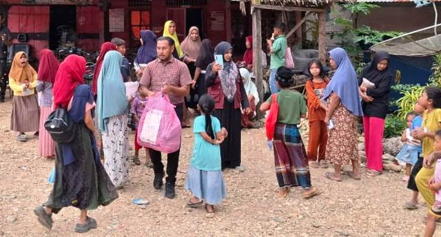 Tahap Pemulihan Pascabencana, Polres Aceh Timur Salurkan Perlengkapan Sholat Kepada Warga Pante Bidari