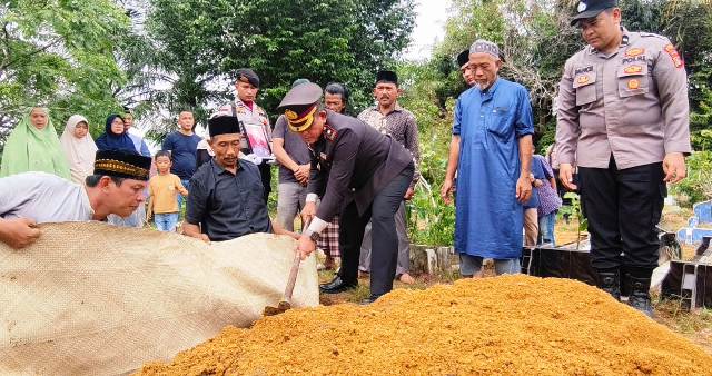 Beri Penghormatan Terakhir, Wakapolres Aceh Timur Pimpinan Upacara Pemakaman Iptu Yondrizon