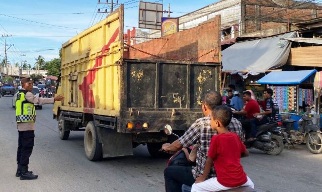 Hadir di Tengah Warga, Personle Polsek Pantee Bidari Tertibkan Lalu Lintas dan Jaga Pasar Takjil
