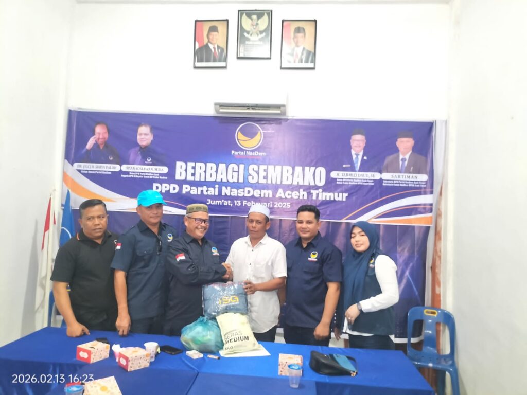 Ketua DPD Partai NasDem Aceh Timur, H Tarmizi Daud, didampingi Anggota DPRA Martini, dan sejumlah anggota DPRK, Sartiman, Mat Rais, Johar Fahlani, menyerahkan bantuan sembako untuk salah satu korban terdampak banjir di kantor DPD NasDem Aceh Timur, Selasa (17/2/2026). Foto Humas DPD partai NasDem Aceh Timur.