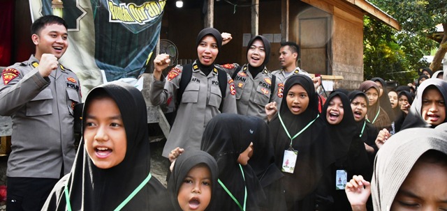 Mahasiswa STIK Lemdiklat Polri Angkatan 83 Gelar Trauma Healing dan Serahkan Hewan Ternak kepada Sejumlah Dayah di Aceh Timur