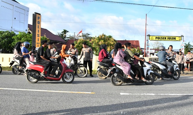 Mahasiswa STIK Polri Bagikan 500 Takjil Kepada Pengguna Jalan di Julok, Aceh Timur