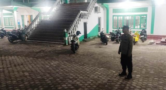 Personel Polsek Idi Rayeuk Amankan Pelaksanaan Tarawih