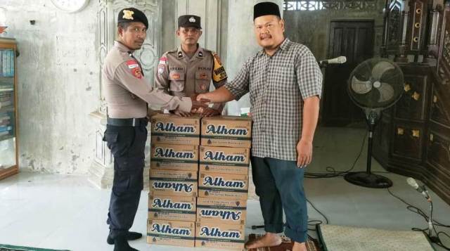 Semarak Ramadhan 1447 H, Polsek Idi Tunong Bantu Air Mineral kepada Pengurus Masjid
