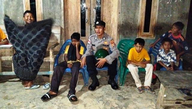 Anggota Polsek Darul Ihsan Imbau Anak Anak Manfaatkan Malam Ramadhan untuk Kegiatan Positif